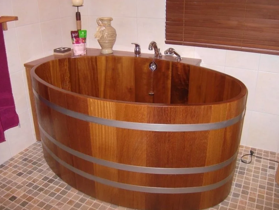 Деревянная ванна из досок
