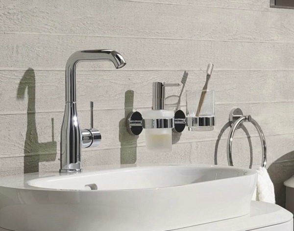 Фото смеситель для раковины grohe essence 23541001